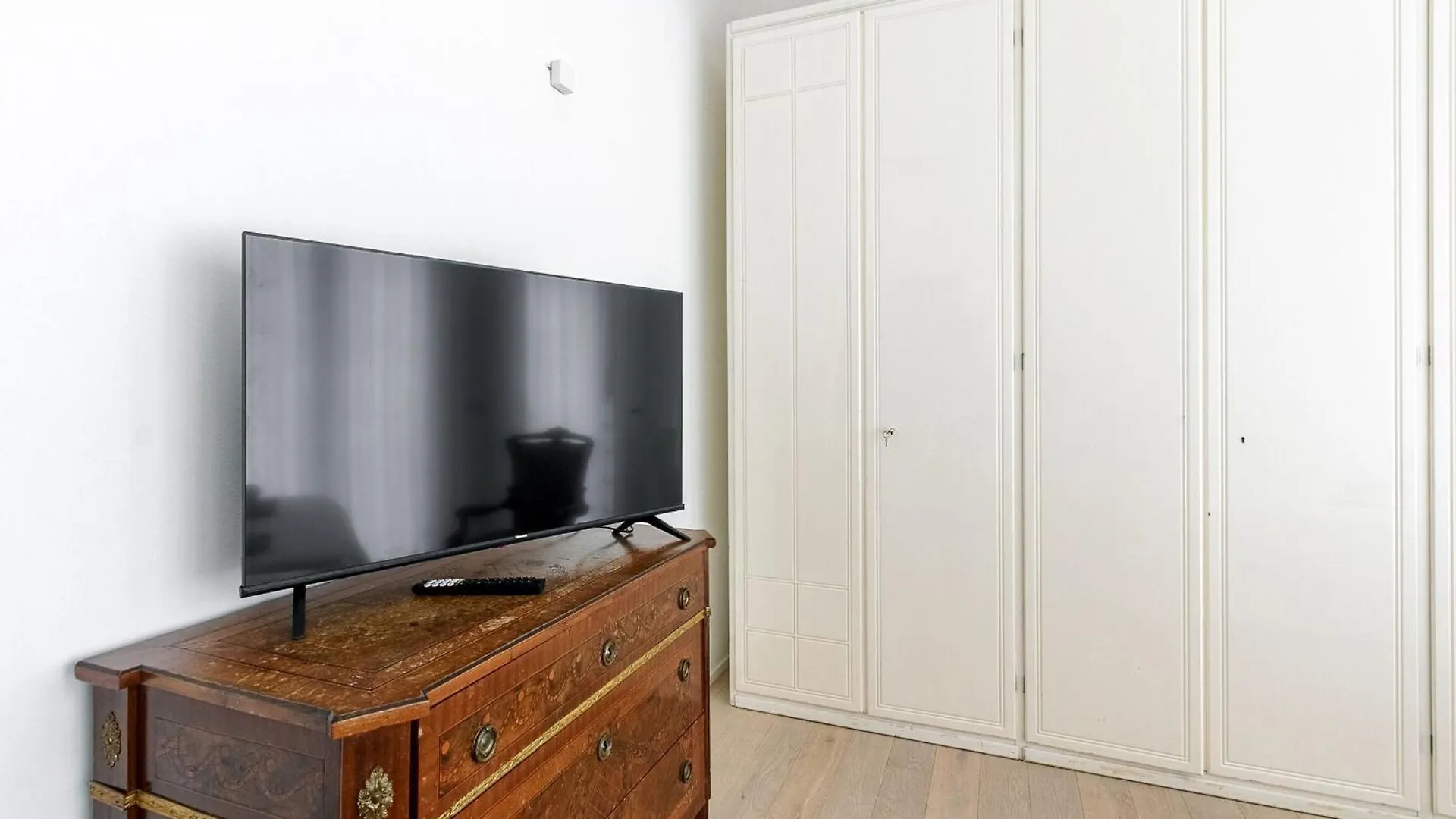 Palazzo Visconti Di Modrone, Two Beautiful City Apartments By Halldis Milan Italy