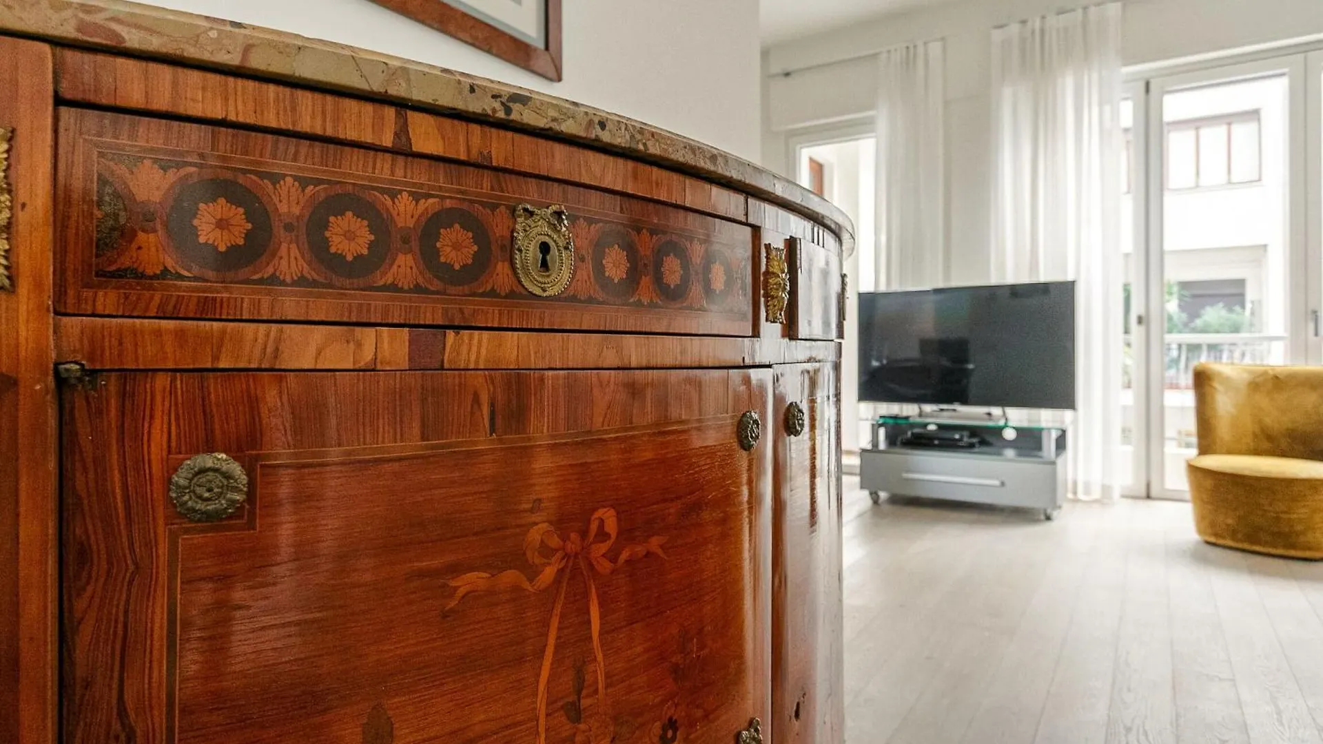 Palazzo Visconti Di Modrone, Two Beautiful City Apartments By Halldis Milan
