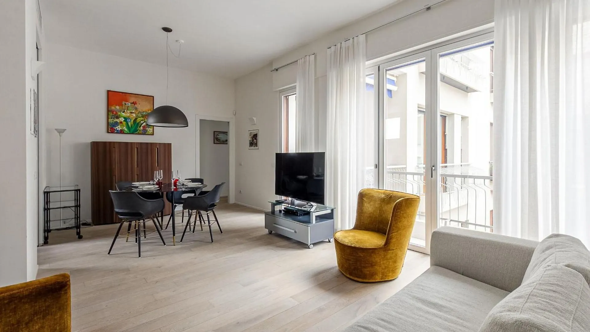 Palazzo Visconti Di Modrone, Two Beautiful City Apartments By Halldis Milan