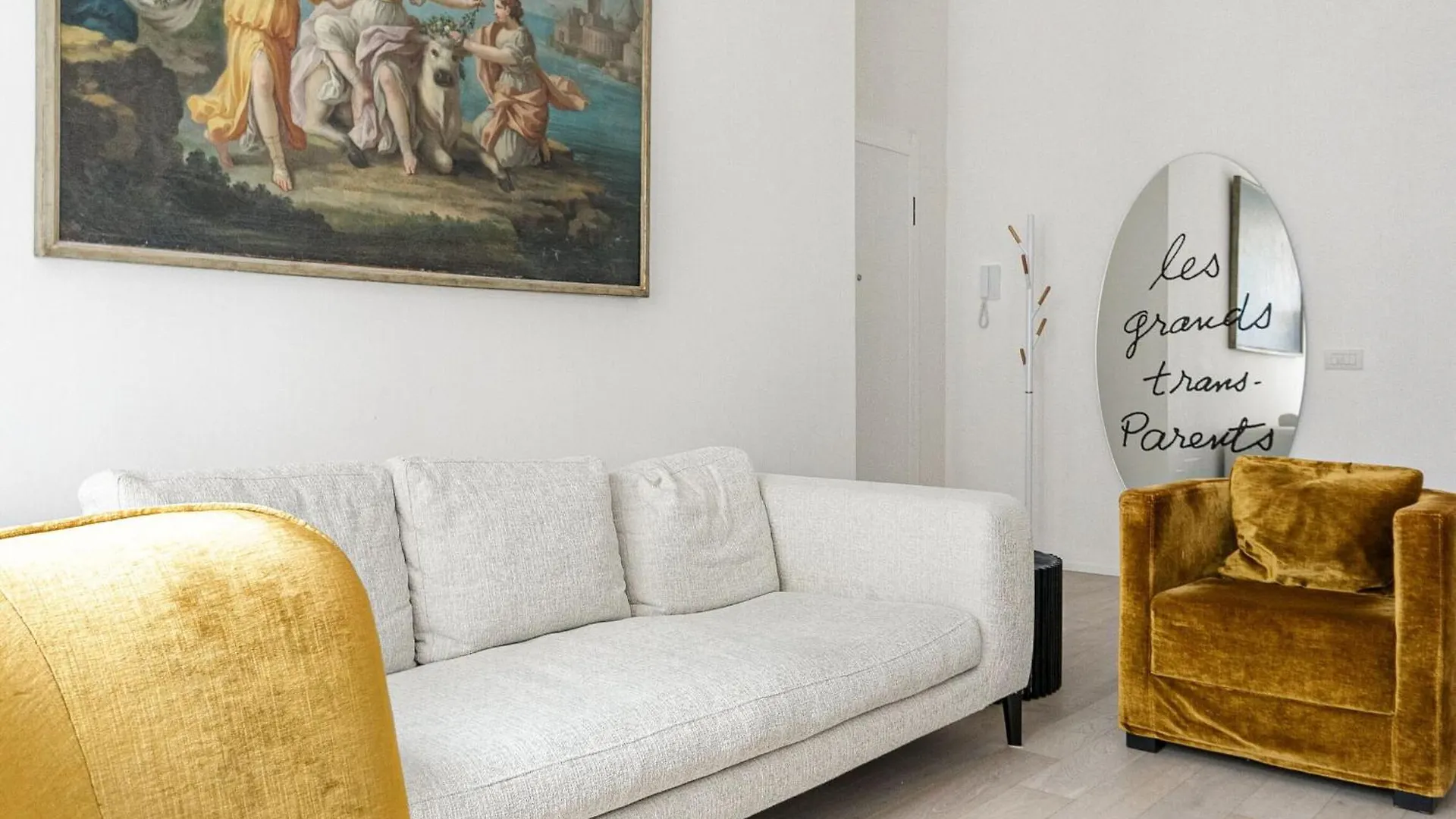 Palazzo Visconti Di Modrone, Two Beautiful City Apartments By Halldis Milan
